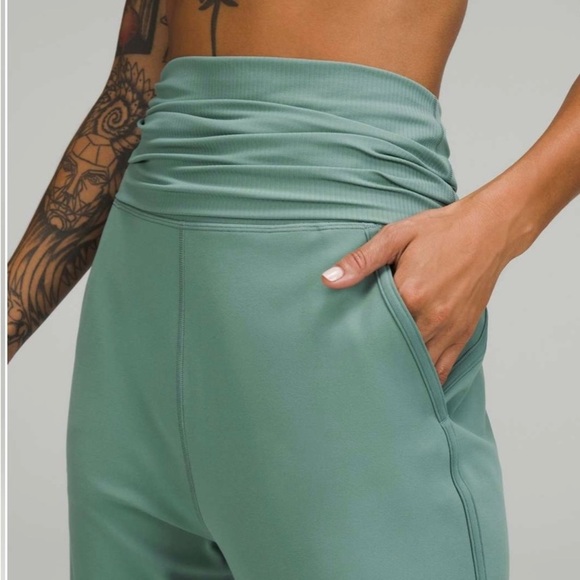 Lululemon Align Ribbed Waist Cropped Jogger
Tidewater Teal size 8 - Picture 3 of 7